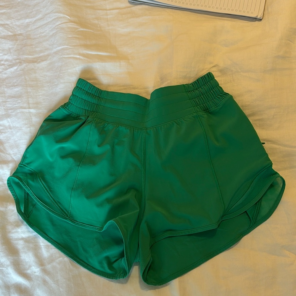 Lululemon Kelly Green Hottie Hot 2.5 inseam shorts